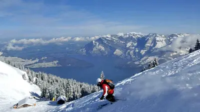 Skifahrer bei der Abfahrt in Klewenalp-Stockhütte