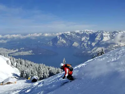 Skifahrer bei der Abfahrt in Klewenalp-Stockhütte © Klewenalp-Stockhütte