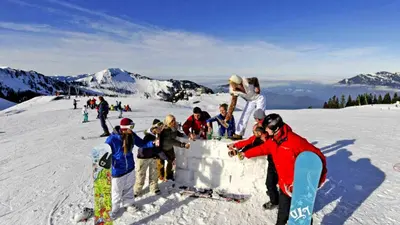 Kinder beim Iglubau im Kinderparadies Klewenalp