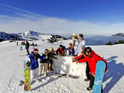 Kinder beim Iglubau im Kinderparadies Klewenalp © Klewenalp-Stockhütte