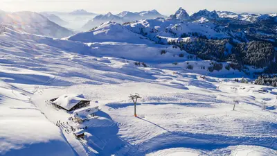 Tief verschneites Hoch-Ybrig