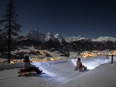 Nachtschlitteln Richtung Ftan © Bergbahnen Scuol / Dominik Täuber