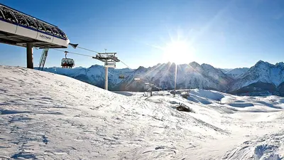Bergstation der Gondelbahn und Pisten in Motta Naluns