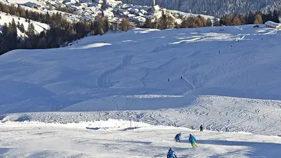 Skifahrer auf einer Piste in Motta Naluns