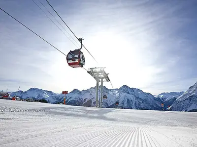Blick auf Piste und Gondelbahn von Motta Naluns © Andrea Badrut, Chur