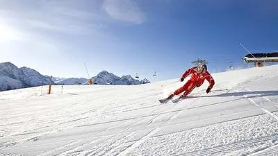 Skifahrer bei der Abfahrt in Motta Naluns