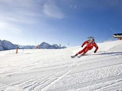 Skifahrer bei der Abfahrt in Motta Naluns © Andrea Badrut, Chur