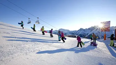 Kinder beim Snowboardkurs in Motta Naluns