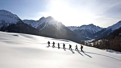 Schneeschuhwanderer in Scuol