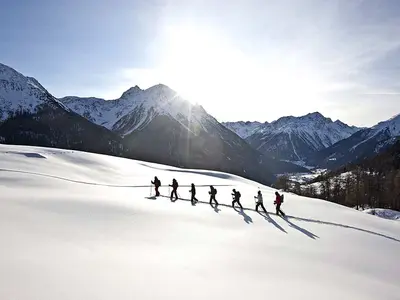 Schneeschuhwanderer in Scuol © Andrea Badrut, Chur