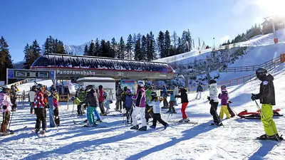 Station der Panoramabahn Savognin mit Skifahrern