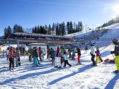 Station der Panoramabahn Savognin mit Skifahrern © Savognin Tourismus im Surses