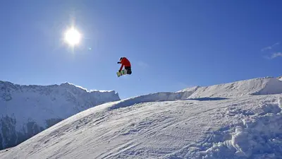 Snowboarder beim Sprung im Funpark Somtgard
