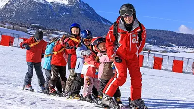 Kinder beim Skikurs in Savognin