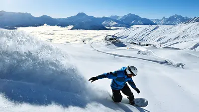Snowboarder auf einer Piste in Belalp
