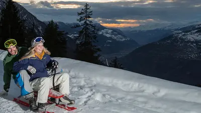 Paar auf einem Schlitten in Rosswald