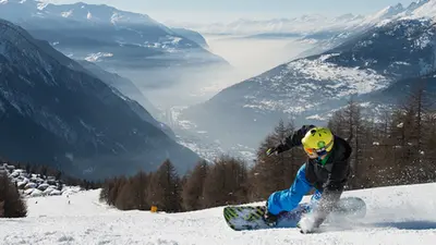 Snowboarder im Skigebiet Rosswald