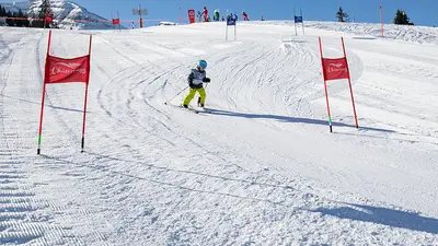Kind beim Training in der Kinderskischule am Chäserrugg