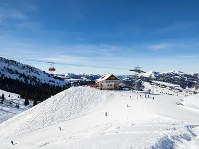 Blick auf die Pisten und das Gebäude der Mittelstation am Iltios-Chäserrugg © Toggenburg Bergbahnen AG