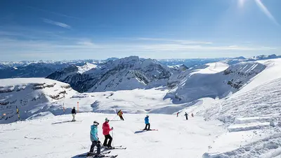 Skifahrer auf einer Piste im Skigebiet Chäserrugg - Unterwasser und Alt St. Johann