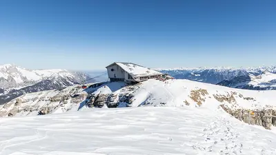 Blick auf die Bergstation auf dem Chäserrugg