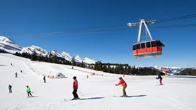 Skifahrer auf einer Piste am Chäserrugg, im Hintergrund die Gondel Ilitos-Unterwasser