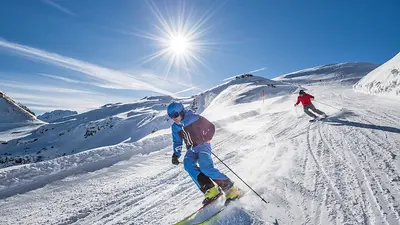 Zwei Skifahrer bei der Abfahrt am Toggenburger Chäserrugg