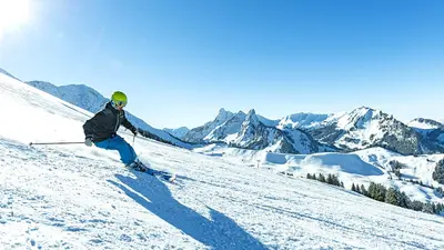 Skifahrer bei der Abfahrt in Schwarzsee