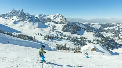 Kinder bei der Pistenabfahrt in Schwarzsee
