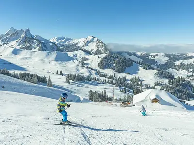 Kinder bei der Pistenabfahrt in Schwarzsee © Schwarzsee Tourismus