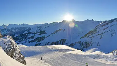 Skifahrer auf der Sonnenpiste Fronalpstock in Stoos