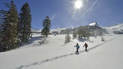 Zwei Schneeschuhwanderer in Stoos