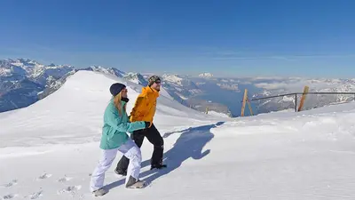 Zwei Winterwanderer in Stoos