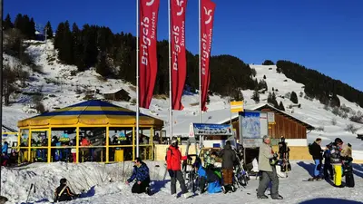 Schneebar Famusa an Talstation Brigels