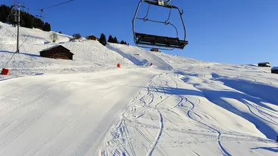 Sessellift über der Piste