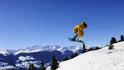 Snowboarder im Snowpark Surselva