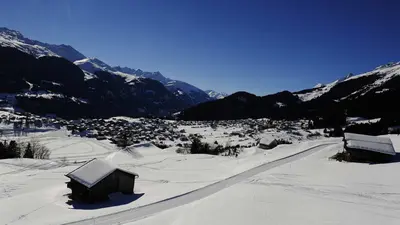 Winterwanderweg zwischen Hütten