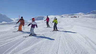 Kinder auf der breiten Piste in Bivio