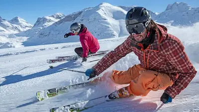 Skifahrer bei der Abfahrt in Bivio