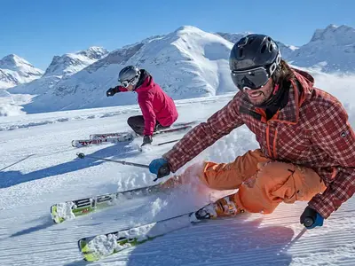 Skifahrer bei der Abfahrt in Bivio © Savognin Tourismus im Surses