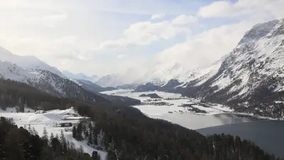 Blick von der Corvatsch-Pendelbahn auf die Engadiner Seen