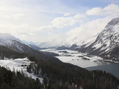 Blick von der Corvatsch-Pendelbahn auf die Engadiner Seen © Sebastian Lindemeyer