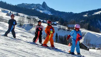 Kinder beim Skifahren in Einsiedeln