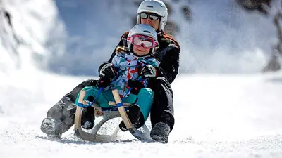 Mutter und Kind beim Rodeln in Melchsee-Frutt