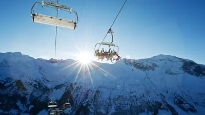 Blick auf einen Sesselbahn in Elm