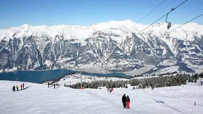 Skifahren auf der Axalp mit Blick auf den Brienzersee