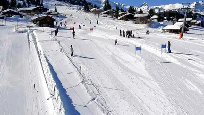 Skifahrer auf der Piste der Axalp