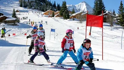 Kinder beim Skikurs auf der Axalp