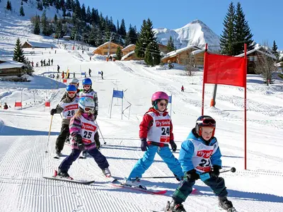 Kinder beim Skikurs auf der Axalp © Sportbahnen Axalp Windegg AG