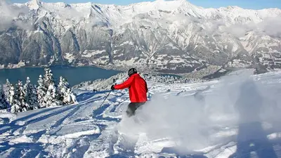 Skifahrer bei der Tiefschneeabfahrt auf der Axalp